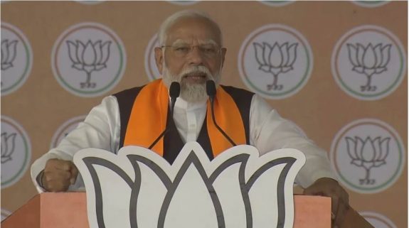 PM Narendra Modi In Banaskantha : है हिम्मत, तो करके दिखाएं, प्रधानमंत्री नरेंद्र मोदी ने कांग्रेस के शहजादे को दी चुनौती