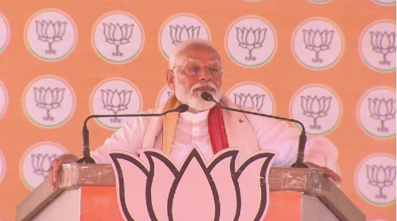 PM Modi: धार में राम मंदिर, आर्टिकल 370 की बात करते हुए विपक्ष पर गरजे पीएम मोदी, बताया क्यों बीजेपी करेगी 400 का आंकड़ा पार