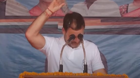 Rahul Gandhi Poured Water On His Head : जब राहुल गांधी ने सिर पर उड़ेल ली जूठे पानी की बोतल, सोशल मीडिया पर लोग कर रहे तरह-तरह के कमेंट्स