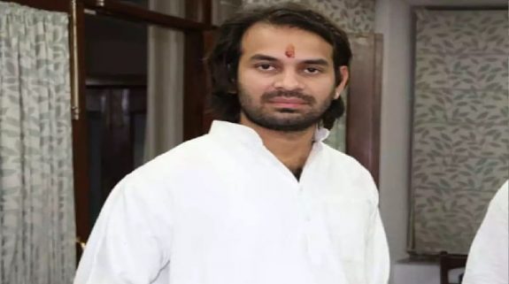 Tej Pratap Got Angry : लालू के लाल तेज प्रताप ने भरी सभा में खोया आपा, अपनी ही पार्टी के कार्यकर्ता को मंच से दिया धक्का