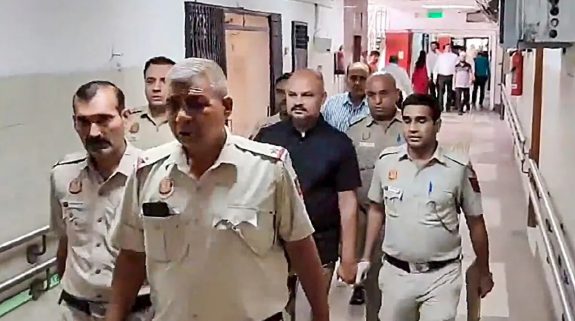 Vibhav Kumar Send Police Remand For 3 Days : विभव कुमार को तीन दिन की पुलिस रिमांड में भेजा गया, कोर्ट में दोनों पक्षों के वकीलों के बीच हुई जोरदार बहस