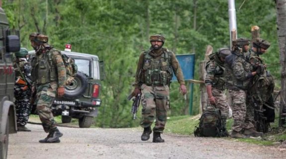 J&K Terrorist Attack: जम्मू-कश्मीर के राजौरी में सुरक्षा चौकी पर आतंकवादियों ने की गोलीबारी, एक सैनिक घायल