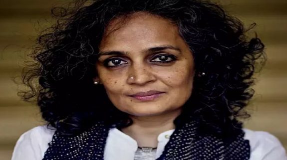 Arundhati Roy Will Be Prosecuted Under Anti-Terrorism Law : लेखिका अरुंधति रॉय पर आतंकवाद विरोधी कानून के तहत चलेगा मुकदमा, जानिए क्या है मामला