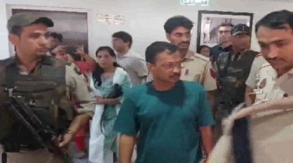 Arvind Kejriwal In Delhi High Court: फिर दिल्ली हाईकोर्ट पहुंचे अरविंद केजरीवाल, सीबीआई के हाथ गिरफ्तारी को दी चुनौती