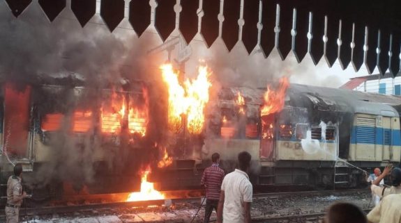 Fire Breaks Out In Patna-Jharkhand EMU Train : बिहार में प्लेटफॉर्म पर खड़ी पटना-झारखंड ईएमयू ट्रेन में लगी आग, यात्रियों में मची अफरा-तफरी