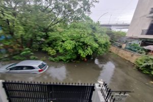 Situation Is Bad Due To Rain In Delhi : ‘जल संकट’ से जूझ रही दिल्ली हुई ‘पानी-पानी’, बीजेपी पार्षद ने सड़क पर चलाई नाव, केजरीवाल सरकार को घेरा