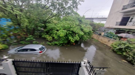 Situation Is Bad Due To Rain In Delhi : ‘जल संकट’ से जूझ रही दिल्ली हुई ‘पानी-पानी’, बीजेपी पार्षद ने सड़क पर चलाई नाव, केजरीवाल सरकार को घेरा