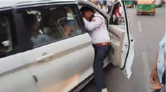 Drunk Driver Drove Away The Car, Policeman’s Life Barely Saved : गाड़ी के कागज मांगे तो नशे में धुत ड्राइवर ने भगा दी कार, मुश्किल से बची पुलिसकर्मी की जान, देखें वीडियो