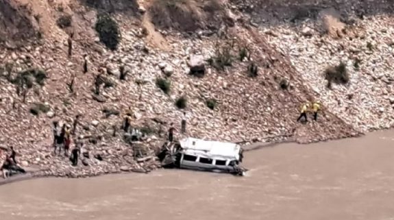 Uttarakhand: उत्तराखंड में बड़ी सड़क दुर्घटना, श्रद्धालुओं से भरा टेंपो ट्रैवलर खाई में गिरा, 12 की मौत, 8 घायल