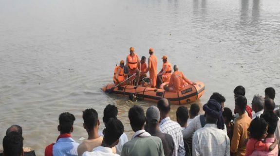 Nalanda: नालंदा में गंगा स्नान के दौरान नाव पलटी, कई लोगों के मरने की आशंका, दर्जनों डूबे