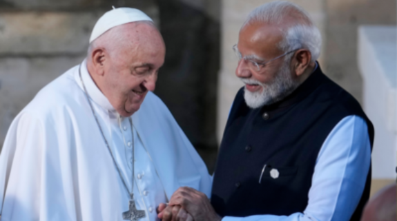 PM Modi: पोप फ्रांसिस के साथ तस्वीर पर कांग्रेस ने बनाया पीएम मोदी का मजाक, बात बिगड़ती देख तुरंत बिना शर्त मांगी माफी