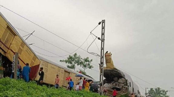Kanchenjunga Express Accident: कंचनजंगा एक्सप्रेस में आपका कोई रिश्तेदार सफर कर रहा था तो ये रहे उनके बारे में जानकारी के लिए हेल्पलाइन नंबर