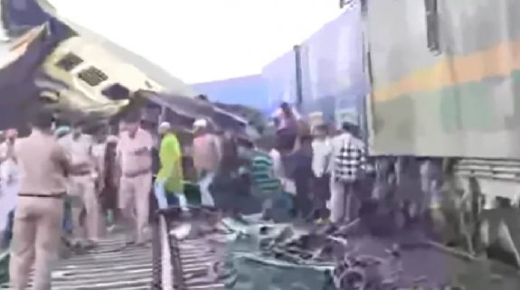 Kanchenjunga express Accident: पश्चिम बंगाल में कंचनजंगा एक्सप्रेस में मालगाड़ी ने मारी टक्कर, 5 की मौत और 25 यात्री घायल