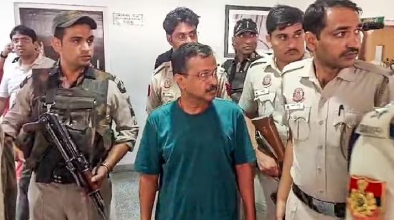 Arvind Kejriwal Sent To 3 Days CBI Custody : अरविंद केजरीवाल को 3 दिन की सीबीआई हिरासत में भेजते हुए कोर्ट ने कुछ सहूलियतें भी दी