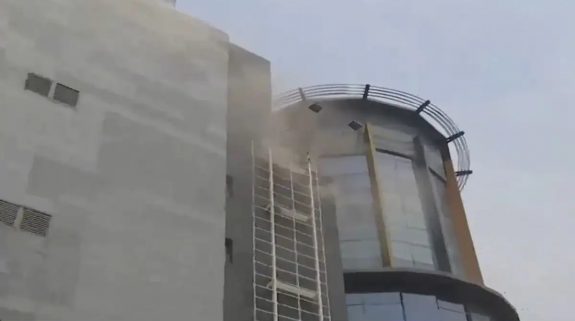 Massive Fire Breaks Out In Kolkata’s Acropolis Mall : कोलकाता के एक्रोपोलिस मॉल में लगी भीषण आग,  शीशे तोड़कर क्रेन की मदद से लोगों को निकाला जा रहा बाहर