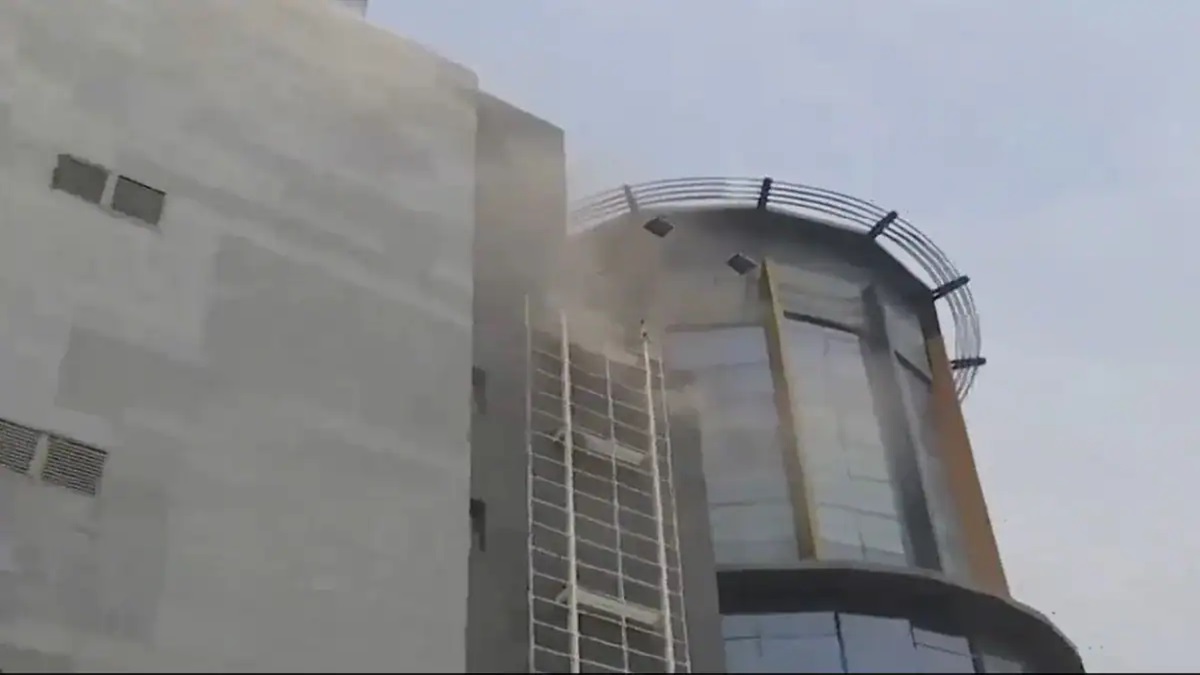 Massive Fire Breaks Out In Kolkata’s Acropolis Mall : कोलकाता के एक्रोपोलिस मॉल में लगी भीषण आग, शीशे तोड़कर क्रेन की मदद से लोगों को निकाला जा रहा बाहर