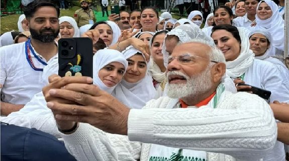PM Modi At Yoga Day: बारिश के खलल के बावजूद पीएम मोदी ने किया योग, महिलाओं संग सेल्फी लेकर बढ़ाया उनका उत्साह