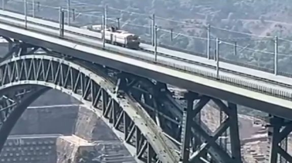 Railway Trial On Chenab Arch Bridge: जल्दी ही कन्याकुमारी से कश्मीर तक सीधे ट्रेन से जा सकेंगे लोग, दुनिया के सबसे ऊंचे पुल पर रेलवे ने कर दिखाया इंजन का सफल ट्रायल