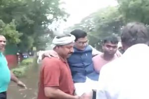 VVIP Lutyens Area Also Waterlogged : दिल्ली में माननीयों के बंगलों में भी भर गया पानी, सपा सांसद को गोद में उठाकर कार तक ले गए कर्मचारी, देखें वीडियो