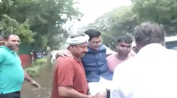 VVIP Lutyens Area Also Waterlogged : दिल्ली में माननीयों के बंगलों में भी भर गया पानी, सपा सांसद को गोद में उठाकर कार तक ले गए कर्मचारी, देखें वीडियो