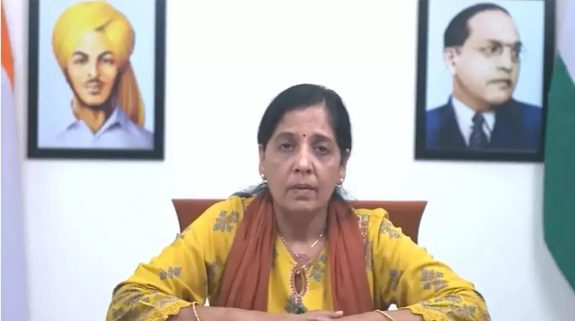 Sunita Kejriwal: ‘तानाशाह का विनाश हो…’, अरविंद केजरीवाल की सीबीआई गिरफ्तारी पर भड़कीं पत्नी सुनीता केजरीवाल तो यूजर्स ने भी किया पलटवार