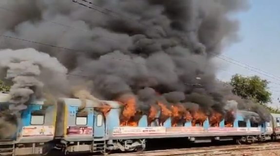 Fire Breaks Out In Taj Express : दिल्ली में आग का गोला बनी ताज एक्सप्रेस, देखते ही देखते जली 3 बोगियां, यात्रियों ने बमुश्किल बचाई जान
