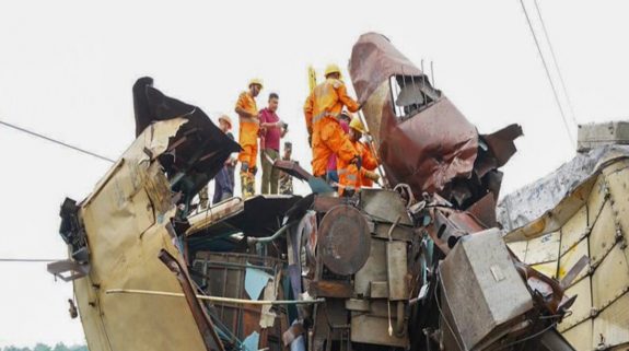 New Jalpaiguri Train Accident Investigation Started : न्यू जलपाईगुड़ी ट्रेन हादसे की शुरू हुई जांच, दुर्घटनास्थल पर ट्रैक की मरम्मत के बाद रेल सेवा बहाल