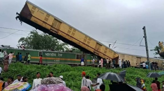 Major Train Accidents Happened Before : जलपाईगुड़ी ट्रेन हादसे से पहले कब-कब हुईं बड़ी रेल दुर्घटनाएं, कितने लोगों ने गंवाई जान, जानिए…