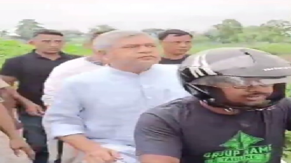 Railway Minister Ashwini Vaishnav At Accident Spot : ट्रेन एक्सीडेंट घटनास्थल पर बाइक से पहुंचे रेल मंत्री अश्विनी वैष्णव, ममता बनर्जी भी कोलकाता से हुईं रवाना