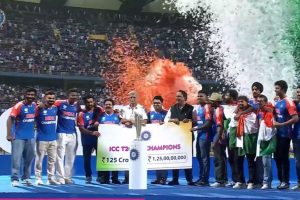 Team India Victory Parade In Hindi: ‘टीम इंडिया को BCCI ने दिया 125 करोड़ रुपए का तोहफा’, फैंस के जोश को देखकर पूरी भारतीय टीम नजर आई भावुक
