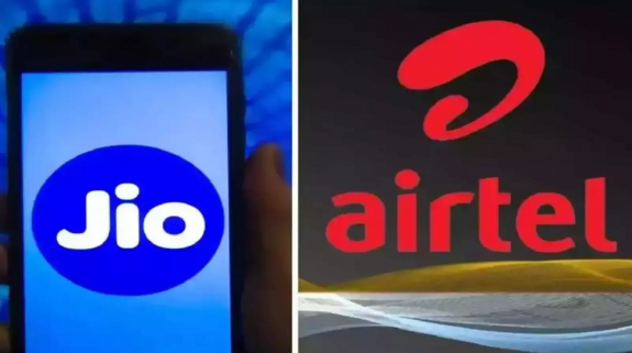 Jio-Airtel Recharge: जियो और एयरटेल के रिचार्ज प्लान की कीमतों में आज से हुई बढ़ोत्तरी, जानिए जेब पर कितना पड़ेगा एक्स्ट्रा खर्चा?