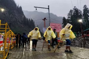 Amarnath Yatra Stopped Due To Rain : भारी बारिश के चलते रोकी गई अमरनाथ यात्रा, बद्रीनाथ हाईवे पर लैंडस्लाइड के चलते रास्ता ब्लॉक