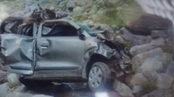 8 People Died In Road Accident In Jammu-Kashmir : जम्मू-कश्मीर में भीषण सड़क हादसा, कार के खाई में गिरने से एक ही परिवार के 8 लोगों की मौके पर ही मौत