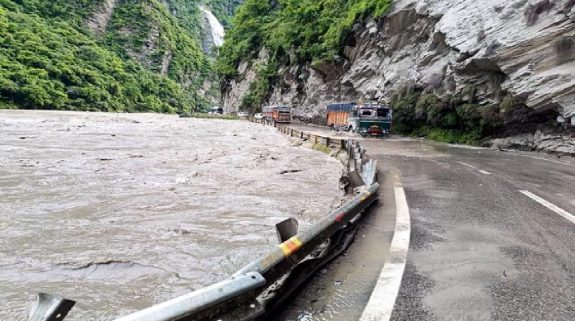 Flood Threat In 3 Districts Of Himachal Pradesh : हिमाचल प्रदेश के 3 जिलों में बाढ़ का खतरा, भूस्खलन के चलते कई सड़कें बंद