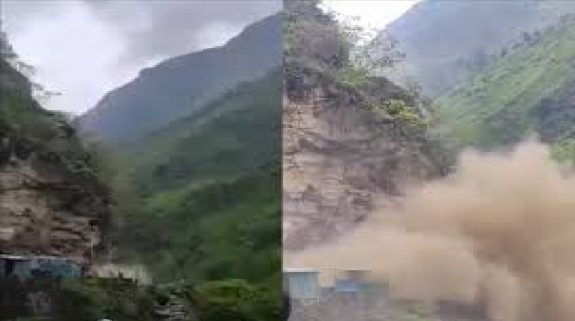 Nature’s Havoc In Uttarakhand : उत्तराखंड में प्रकृति का कहर, कहीं भीषण लैंड स्लाइड तो कहीं भयंकर बारिश बनी आफत, सामने आए भयावह वीडियो