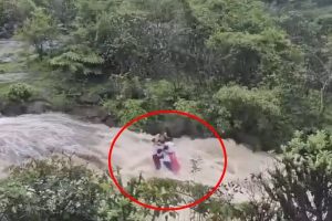 Family Members Washed Away In waterfall : पिकनिक स्पॉट पर कभी न करें चेतावनी की अनदेखी, वरना…, देखिए ये वीडियो कांप जाएगी रूह