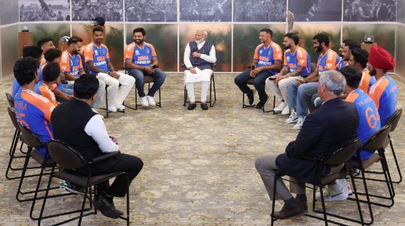 Conversation Between PM Narendra Modi & Team India : रोहित शर्मा ने पीएम मोदी को बताया क्यों चखी थी पिच की मिट्टी, प्रधानमंत्री और वर्ल्ड चैंपियंस के बीच हुई थी मजेदार बातें