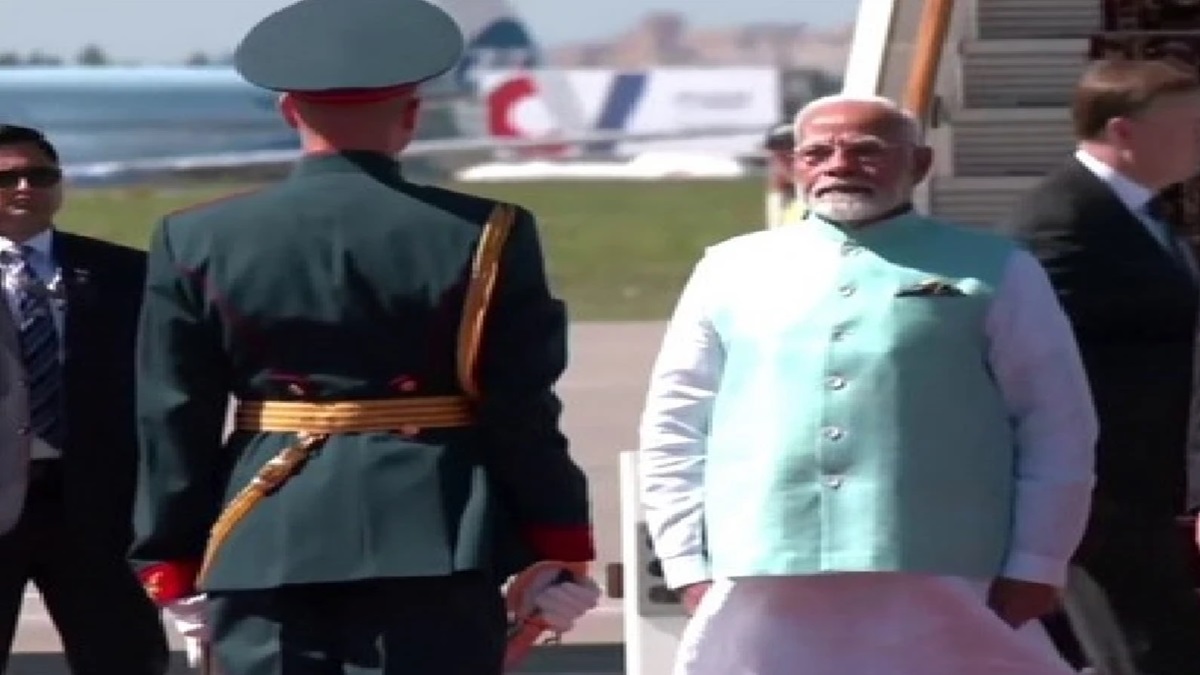 PM Narendra Modi In Russia : मॉस्को हुआ मोदीमय, एयरपोर्ट पर दिया गया गार्ड ऑफ ऑनर, भारतीय पीएम के स्वागत में उमड़े लोग