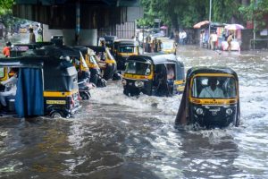 Heavy Rain In Mumbai : मंबई में सड़कें बनीं समंदर, भारी बारिश के चलते स्कूल-कॉलेज बंद, कई ट्रेनें कैंसिल, 27 फ्लाइट डायवर्ट