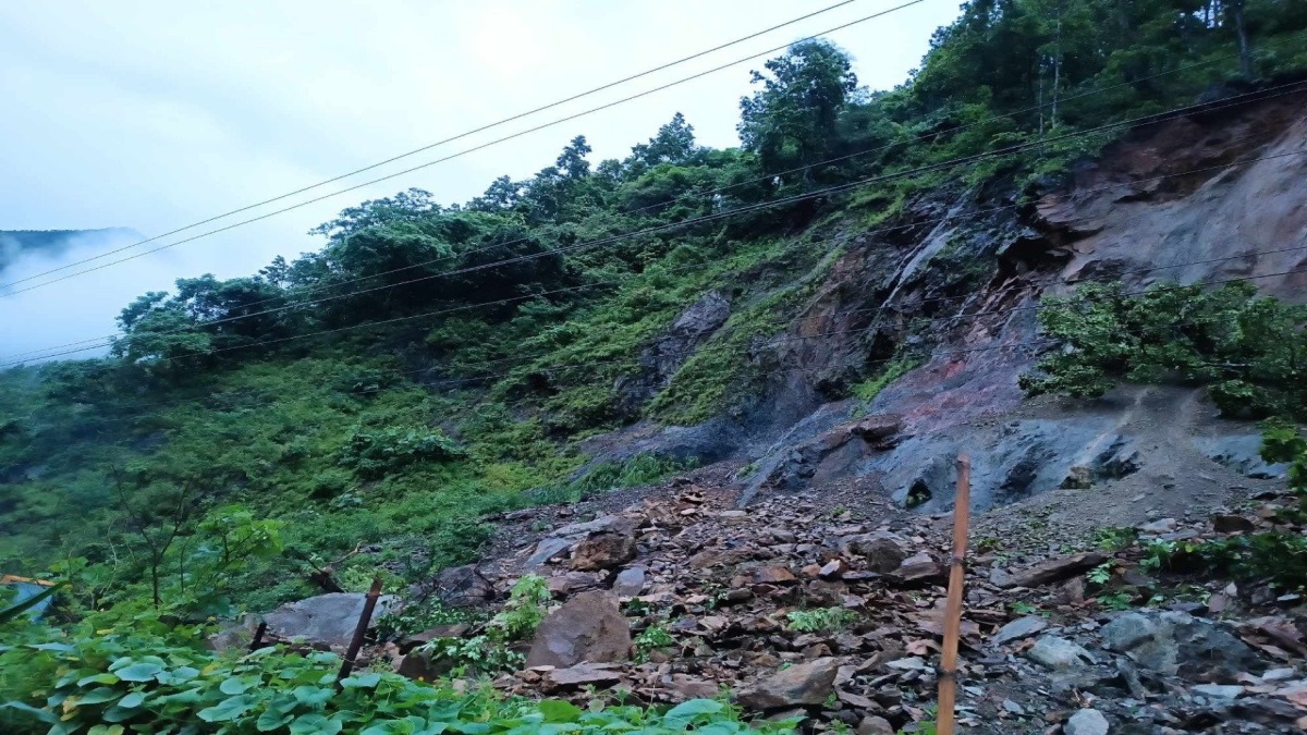 Two Buses Plunge In Trishuli River Of Nepal: नेपाल की त्रिशूली नदी में 2 बसें बहीं, 60 यात्रियों की तलाश जारी; भूस्खलन की चपेट में आने से हुआ हादसा