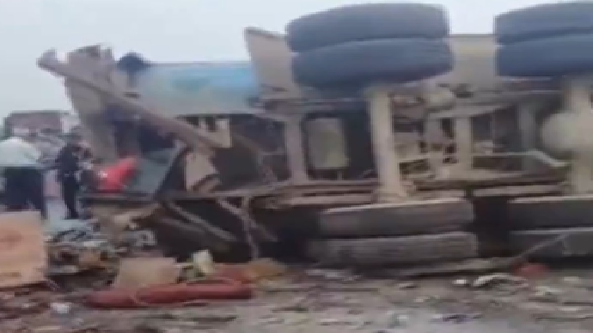 More Than Dozen Dead In Accident In Unnao: यूपी के उन्नाव में बिहार से दिल्ली जा रही बस दूध के कंटेनर में घुसी, 18 यात्रियों ने गंवाई जान और 30 घायल
