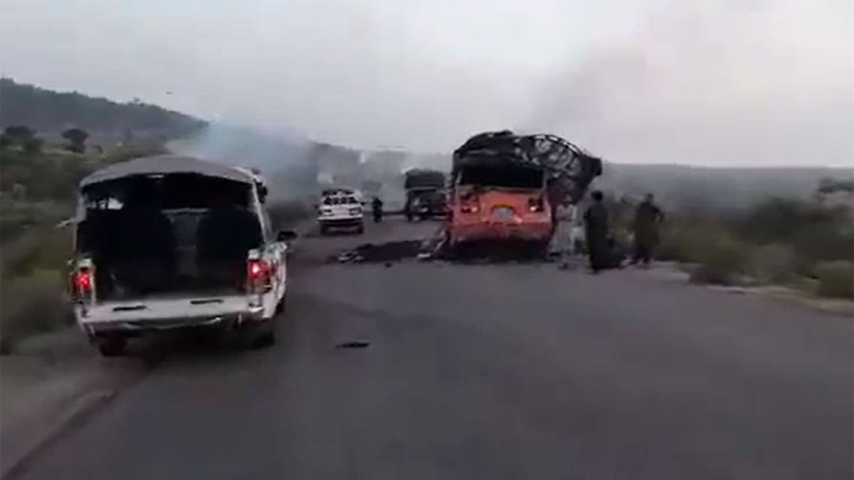 Terrorists Shot 23 People In Balochistan : पाकिस्तान के बलूचिस्तान में आतंकियों ने 23 लोगों को गोलियों से भूना, 10 गाड़ियों में लगाई आग