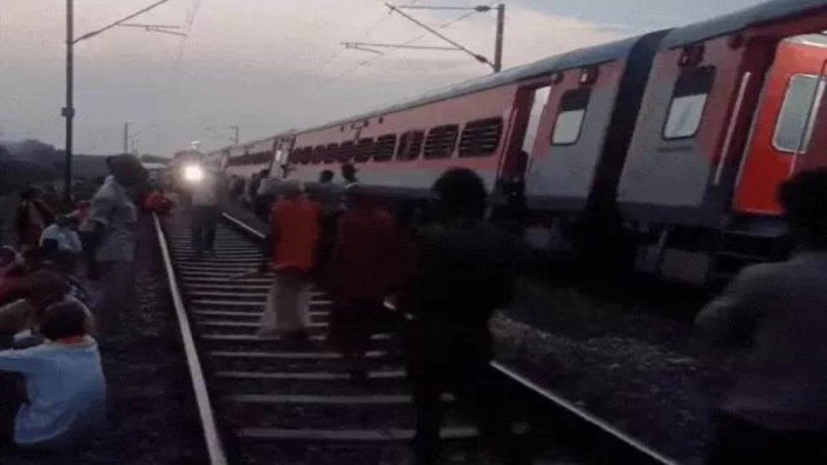Sabarmati Express Accident: साबरमती एक्सप्रेस को पटरी से उतारकर यात्रियों की जान लेने की थी साजिश!, स्लीपर जैसी चीज से इंजन के टकराने के बाद पटरी से उतरे डिब्बे; रेल मंत्री अश्विनी वैष्णव के मुताबिक आईबी कर रही जांच