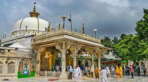 Who Was Khwaja Moinuddin Chishti In Hindi: अजमेर शरीफ दरगाह के सर्वे की याचिका पर कोर्ट का नोटिस, जानिए कौन थे ख्वाजा मोइनुद्दीन चिश्ती, जिनकी दरगाह पर मचा है बवाल..?