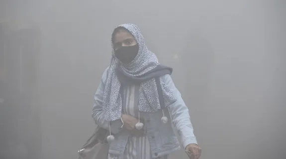 Delhi Pollution: दिल्ली में वायु प्रदूषण गंभीर स्तर पर, केंद्र सरकार ने बदला दफ्तरों का समय, जानिए कब जाना होगा ऑफिस