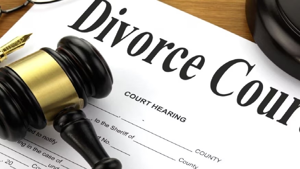Husband Sprinkles Ganga Water Instead Of Bathing, Wife Asks For Divorce : पति नहाने की जगह गंगा जल छिड़क कर काम चलाता है, पत्नी ने मांगा तलाक