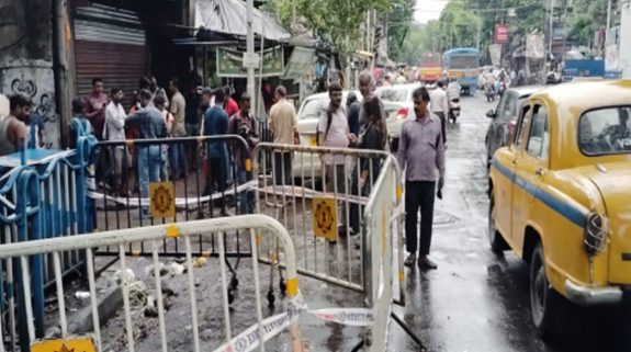 Explosion On SN Banerjee Road In Kolkata : कोलकाता में एसएन बनर्जी रोड पर धमाका, कूड़ा बीनने वाले का हाथ उड़ा, बीजेपी ने की एनआईए जांच की मांग