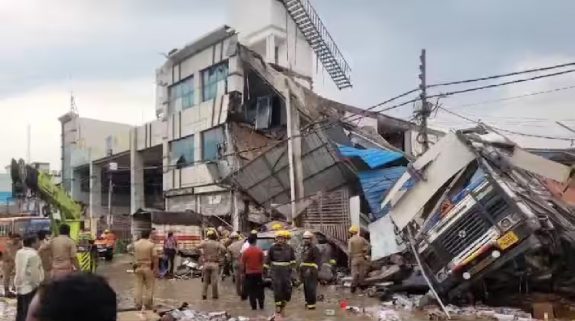 Building Collapsed in Lucknow : लखनऊ में तीन मंजिला इमारत ढही, 4 लोगों की मौत, कई फंसे, बचाव के लिए ली जा रही ड्रोन की मदद