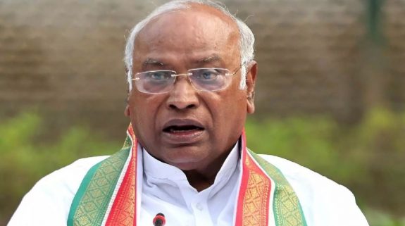 Mallikarjun Kharge On BJP And RSS: बीजेपी और आरएसएस पर कांग्रेस अध्यक्ष मल्लिकार्जुन खरगे का हमला, कहा- ऐसे जहरीले सांप को मार देना चाहिए