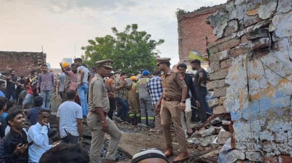 3 Storey Building Collapsed In Meerut : मेरठ में गिरा तीन मंजिला मकान, मलबे में कई लोग दबे, सीएम योगी आदित्यनाथ ने लिया घटना का संज्ञान